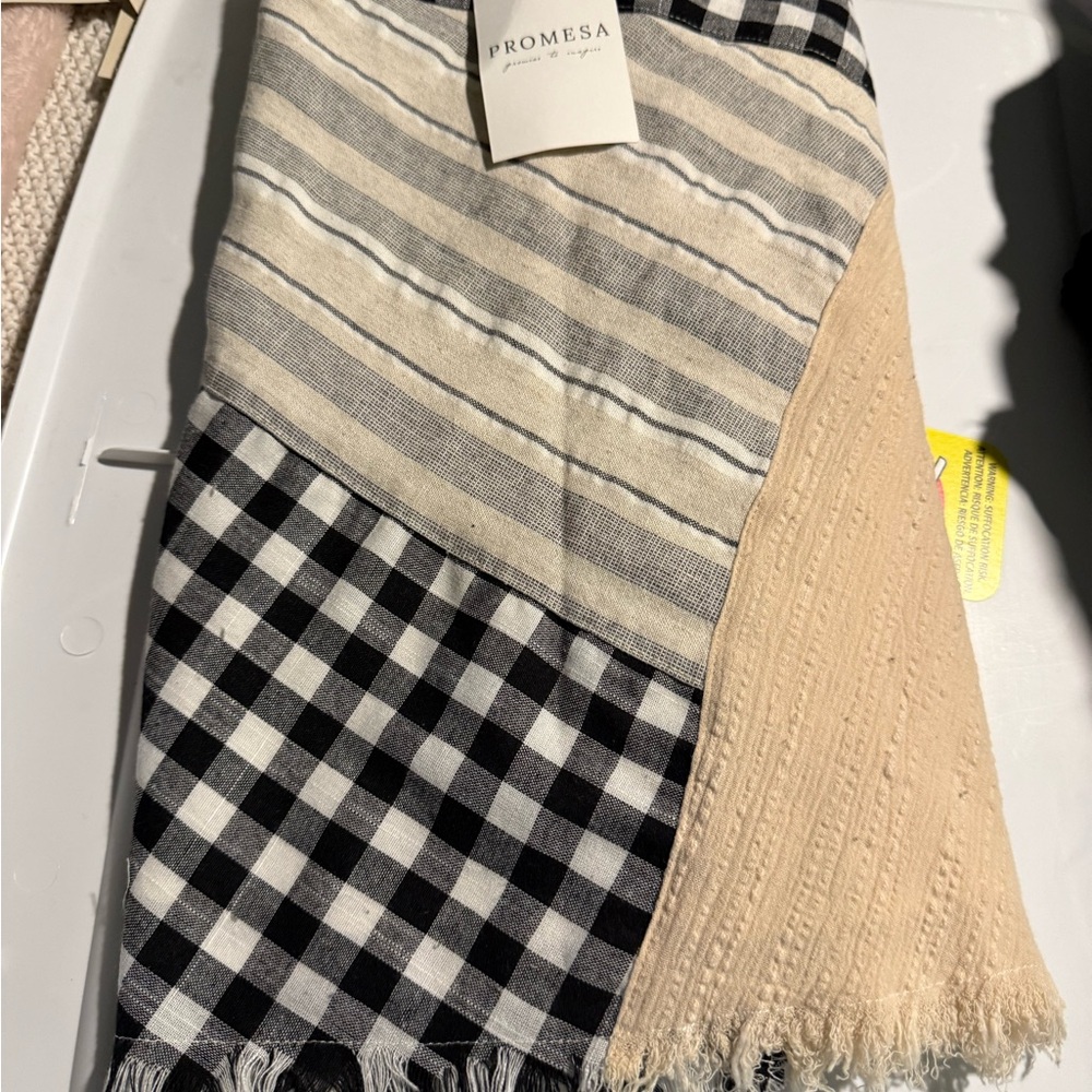 Promesa Checkered Black and Cream Scarf